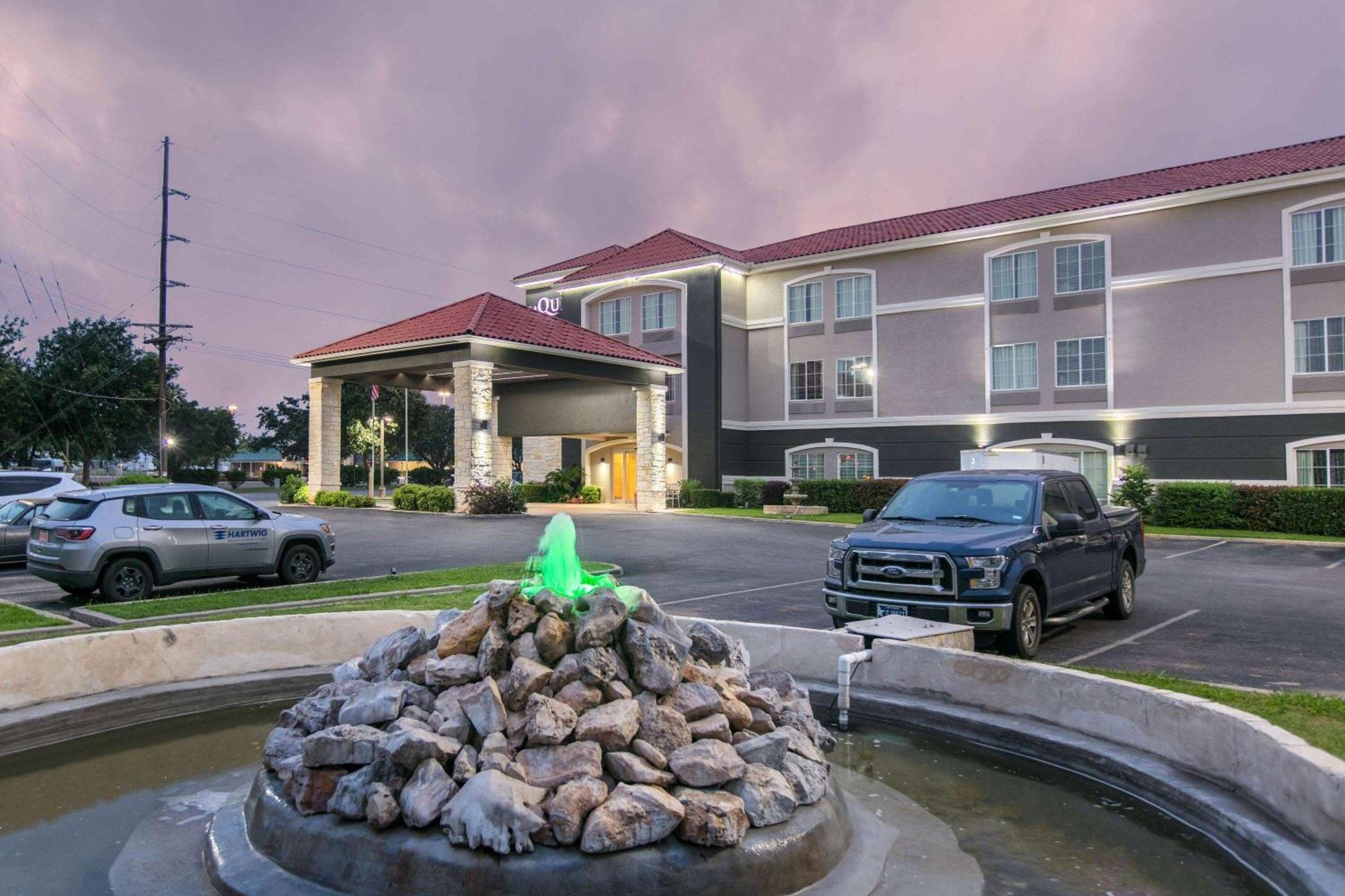 Отель La Quinta By Wyndham Фредериксберг Экстерьер фото